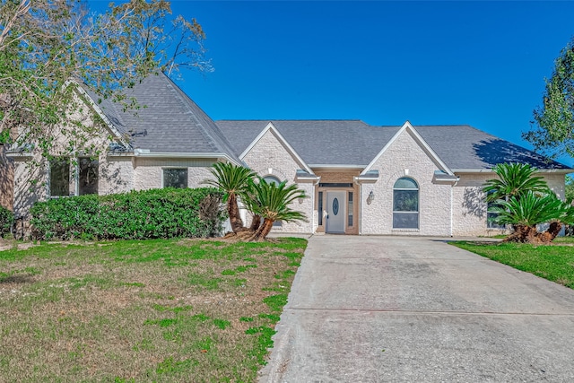 view of front of property featuring a front yard