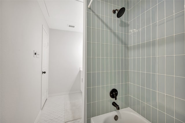 bathroom with tiled shower / bath