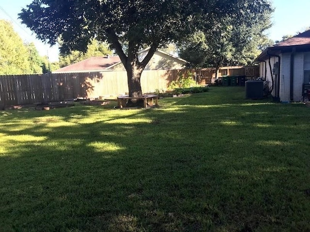 view of yard with cooling unit