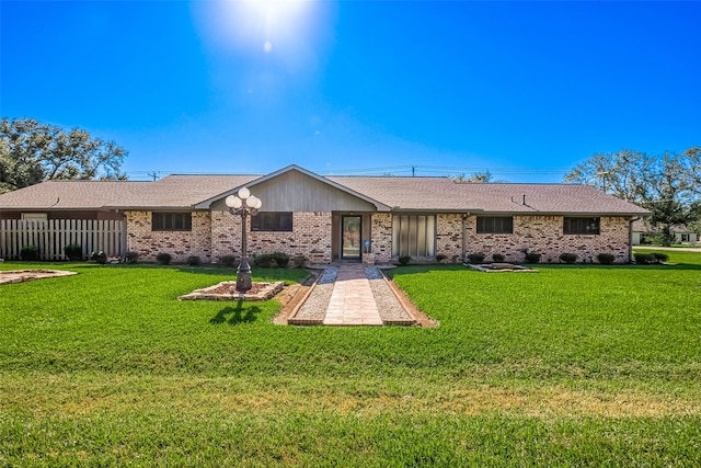 view of front of property featuring a front yard