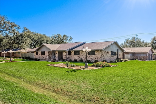 view of front of property featuring a front lawn