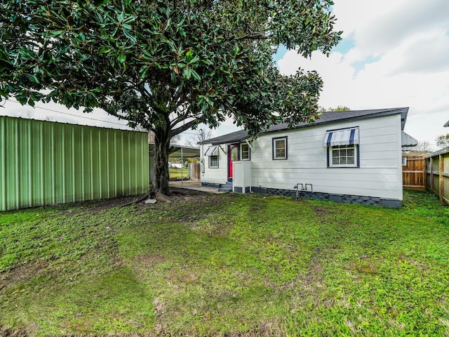 view of front of house with a front lawn and fence