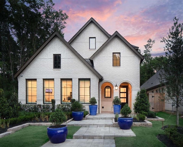 view of front of house featuring a yard