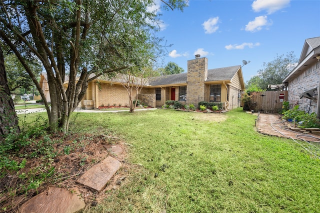 view of front of home featuring a front lawn