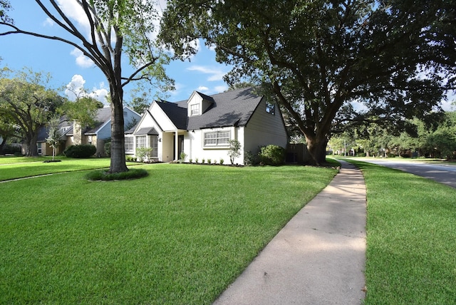 view of front of house featuring a front lawn