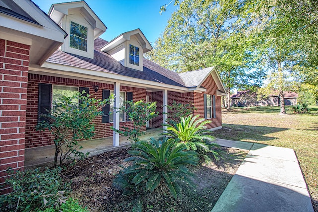 view of front of property featuring a front yard