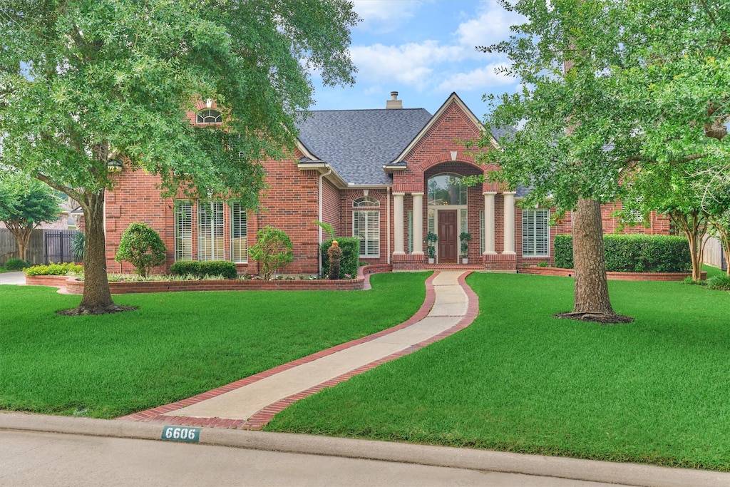 view of front of home with a front yard