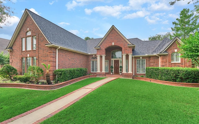 view of front property featuring a front lawn