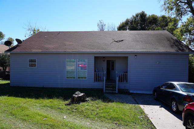 single story home featuring a front lawn