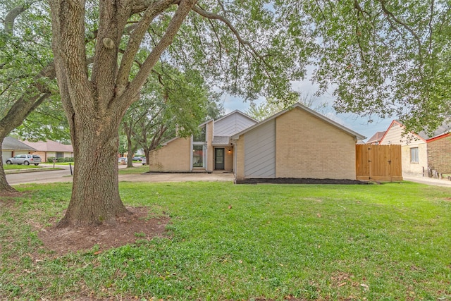 view of front facade featuring a front yard