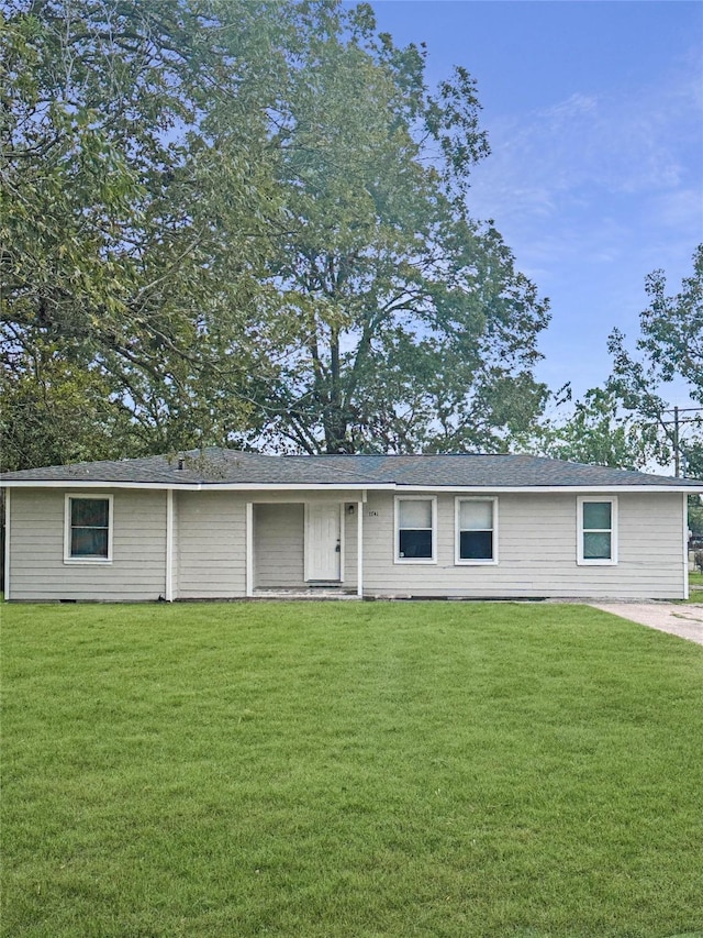 ranch-style home featuring a front lawn