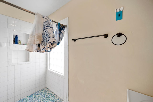 bathroom featuring tiled shower