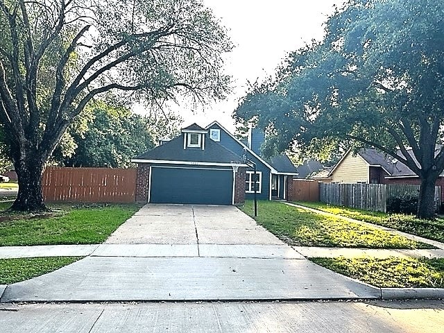 view of front facade featuring a garage and a front lawn