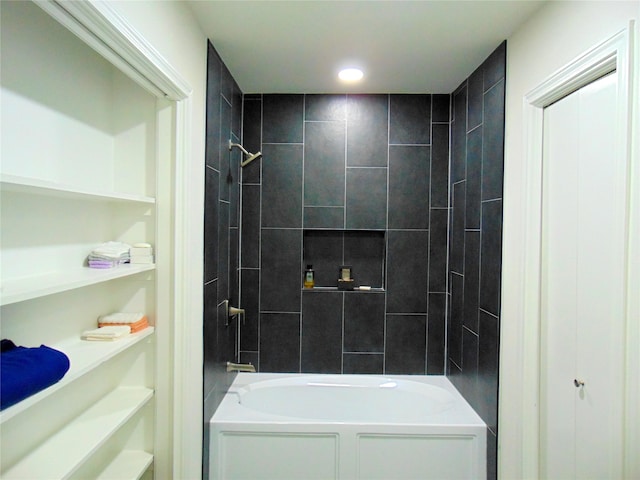 bathroom with tiled shower / bath