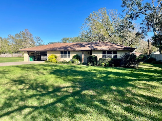 ranch-style home featuring a front lawn