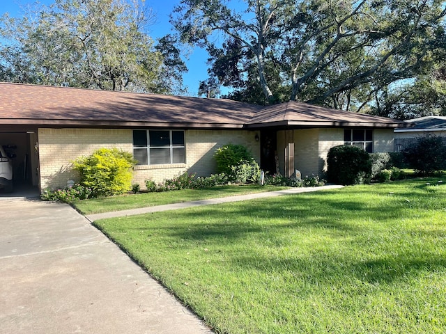 single story home featuring a front lawn