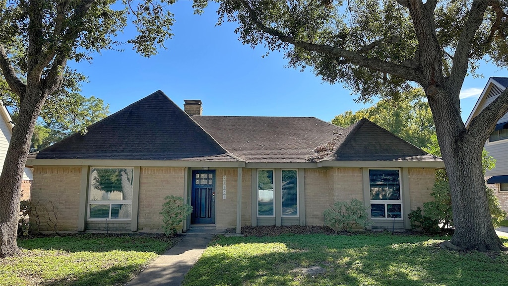 view of front of house with a front lawn