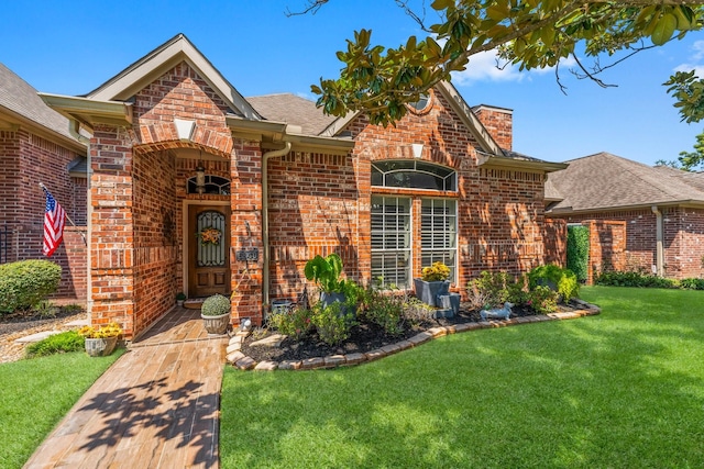 view of front of property featuring a front lawn