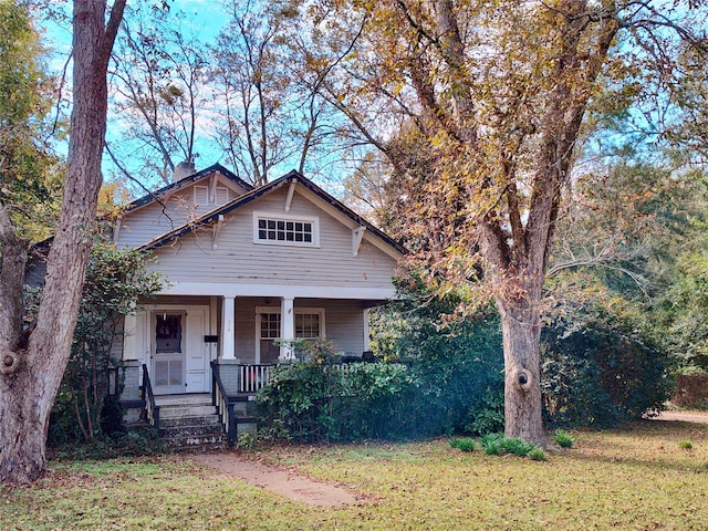 view of front facade featuring a porch and a front yard