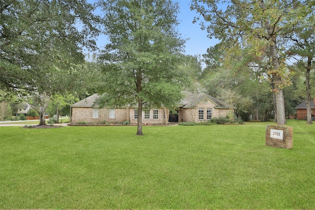 single story home with a front yard