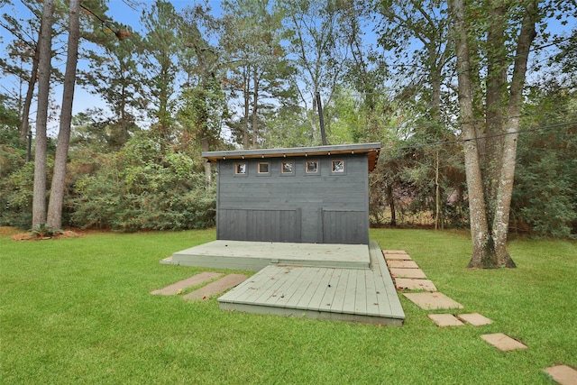 view of yard featuring a storage shed