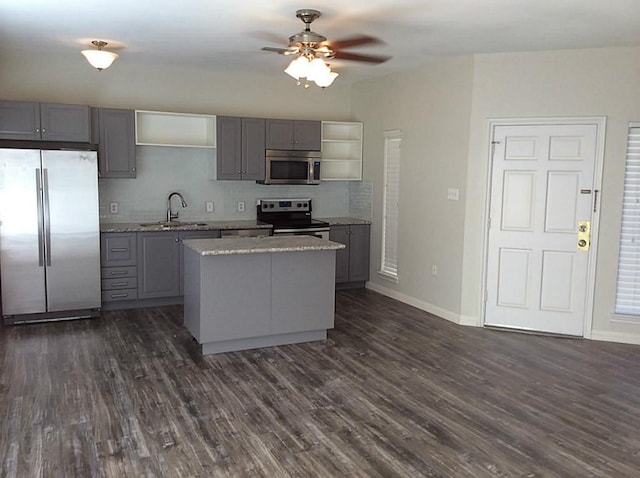 kitchen featuring dark wood-type flooring, stainless steel appliances, gray cabinetry, and sink