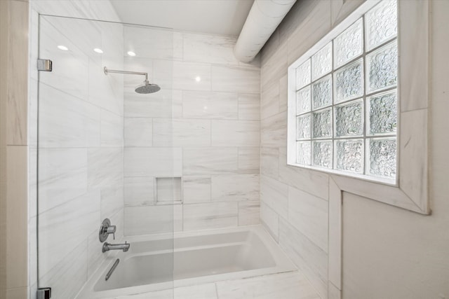 bathroom featuring tiled shower / bath combo