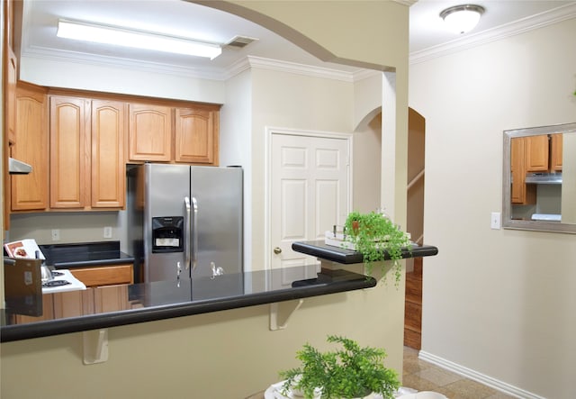 kitchen featuring kitchen peninsula, stainless steel refrigerator with ice dispenser, crown molding, and a breakfast bar area