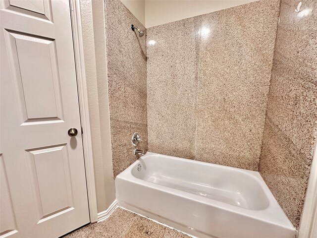 bathroom with tiled shower / bath