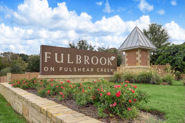 community sign with a lawn