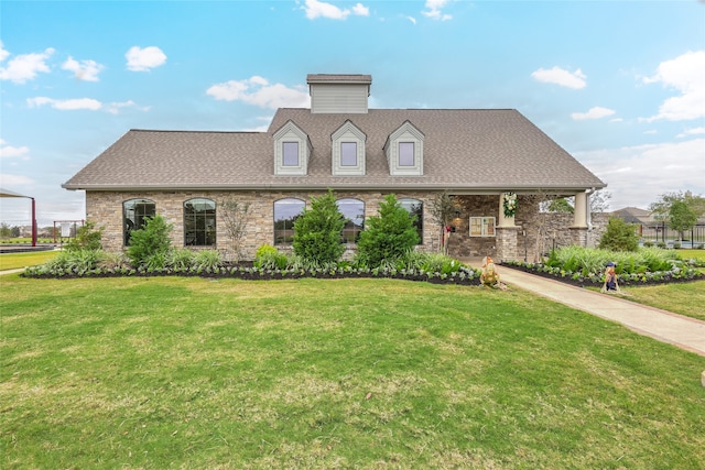 view of front facade with a front lawn