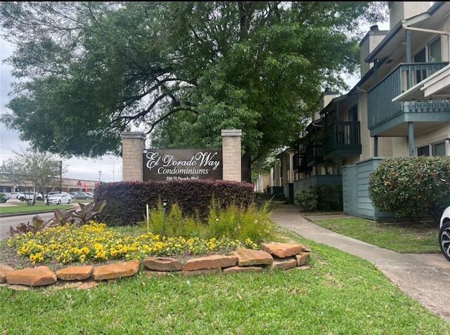 community sign featuring a lawn