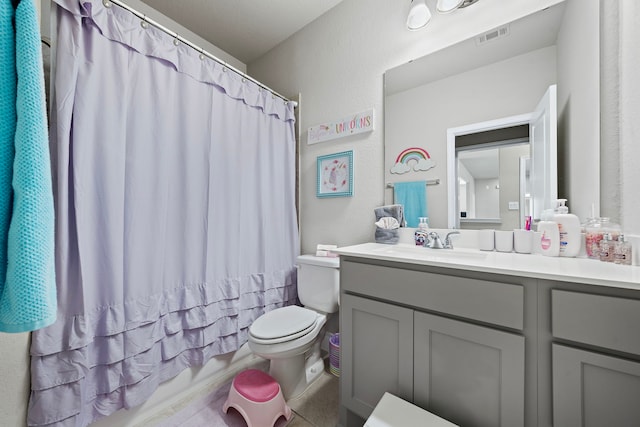 full bathroom with shower / tub combo with curtain, vanity, and toilet