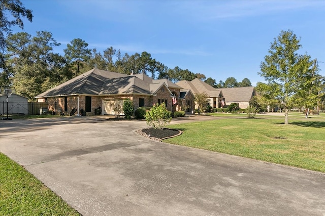 view of front facade featuring a front yard