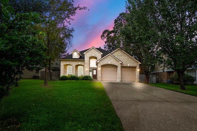 view of front of house featuring a yard and a garage