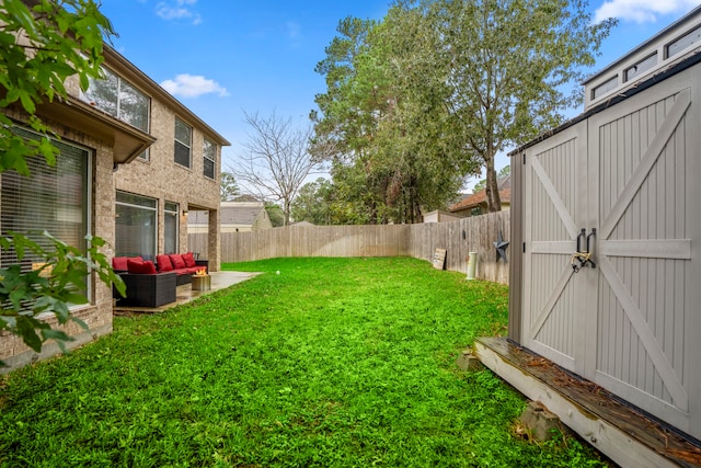 view of yard featuring an outdoor living space