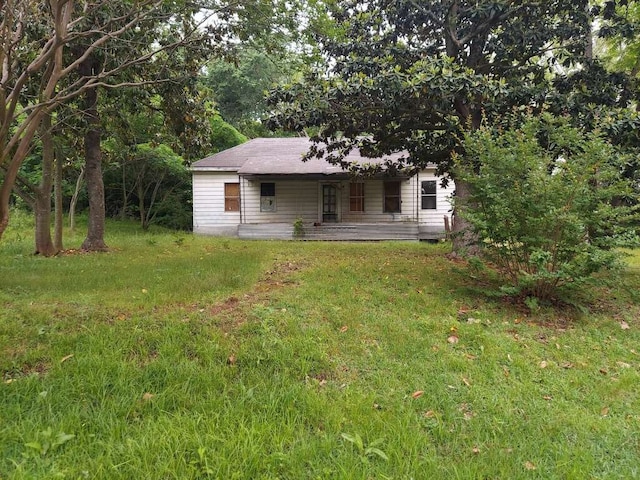 view of front of house with a front lawn