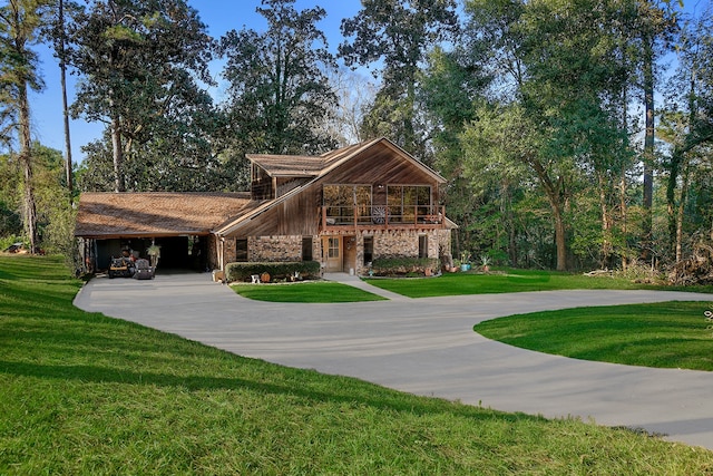 view of front of property featuring a front lawn