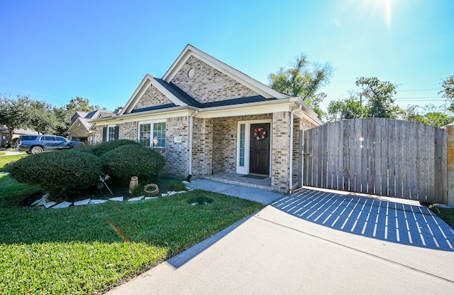 view of front of house featuring a front lawn