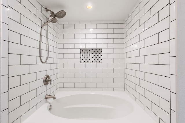 bathroom featuring tiled shower / bath