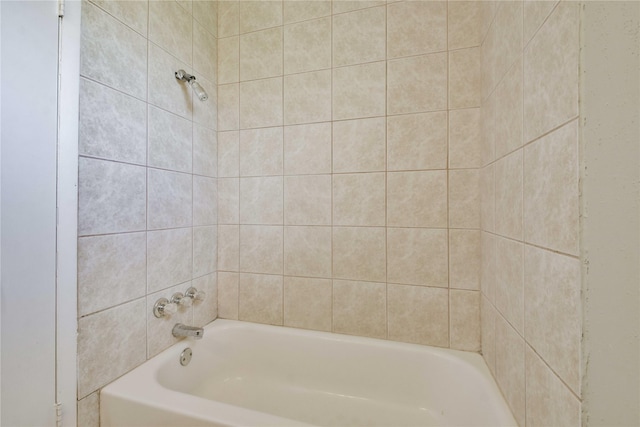 bathroom with tiled shower / bath combo