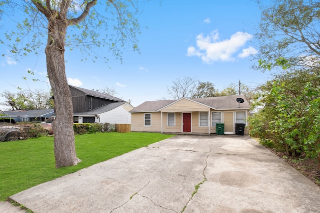 ranch-style house featuring a front lawn