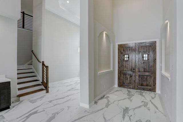 foyer featuring a high ceiling