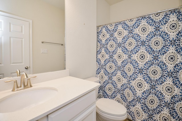 bathroom featuring a shower with shower curtain, vanity, and toilet