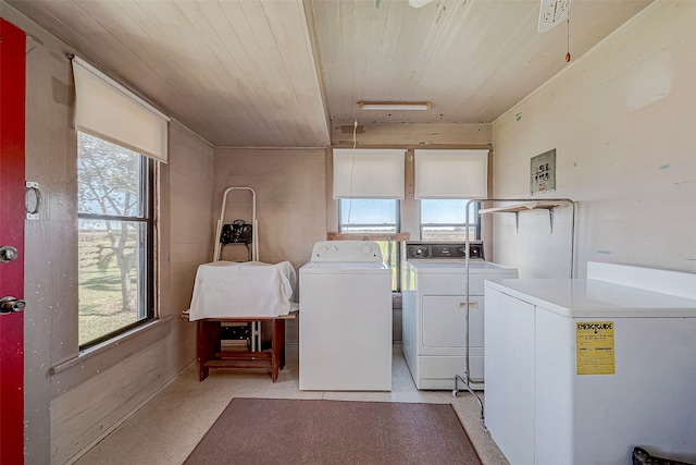 laundry room with wood ceiling, ceiling fan, and washer and dryer