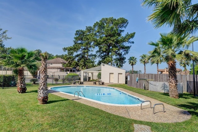 view of pool featuring a lawn