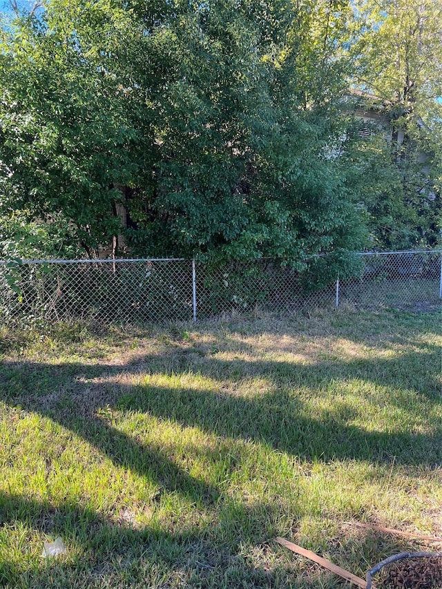 812 Lindale St, Houston, TX 77022 - view of fenced backyard