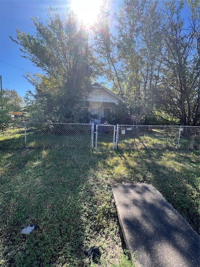 812 Lindale St, Houston, TX 77022 - view of yard with a gate