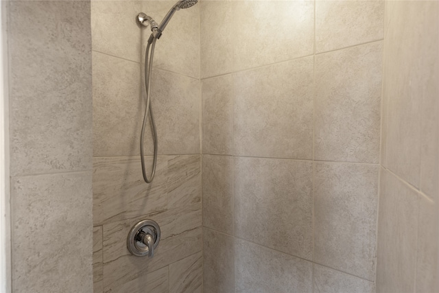 room details featuring a tile shower