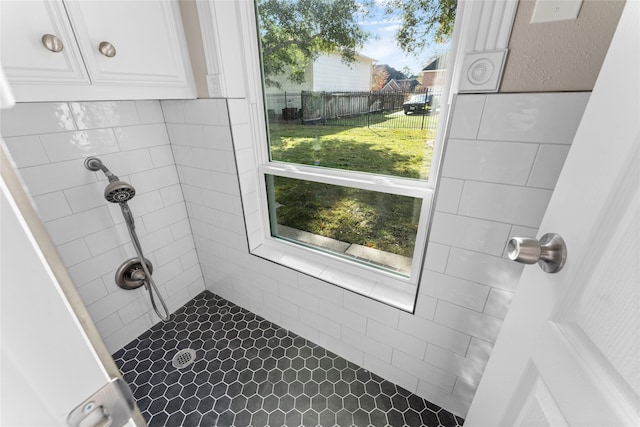 bathroom featuring a tile shower